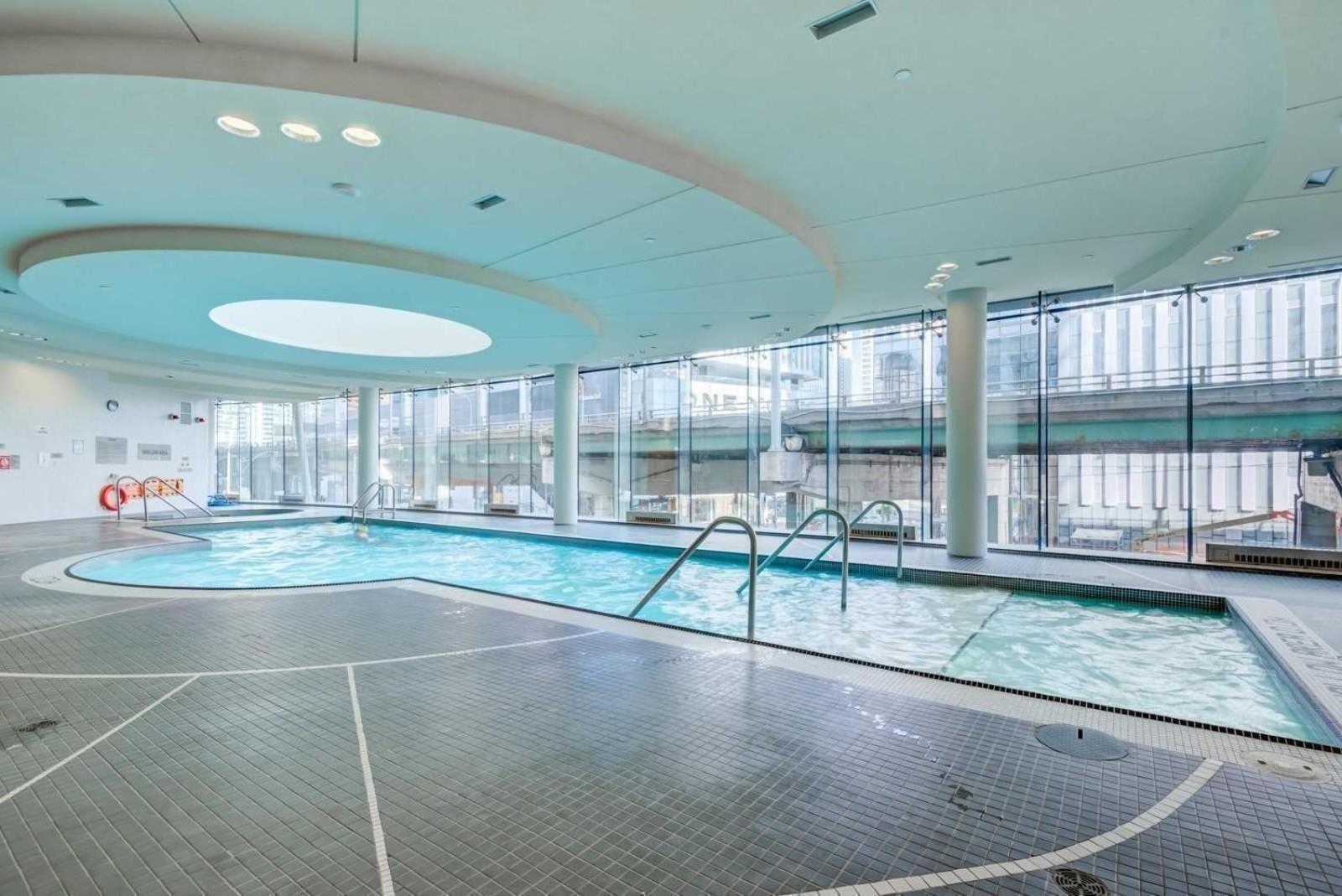 Grand Royal Suites Toronto Exterior photo