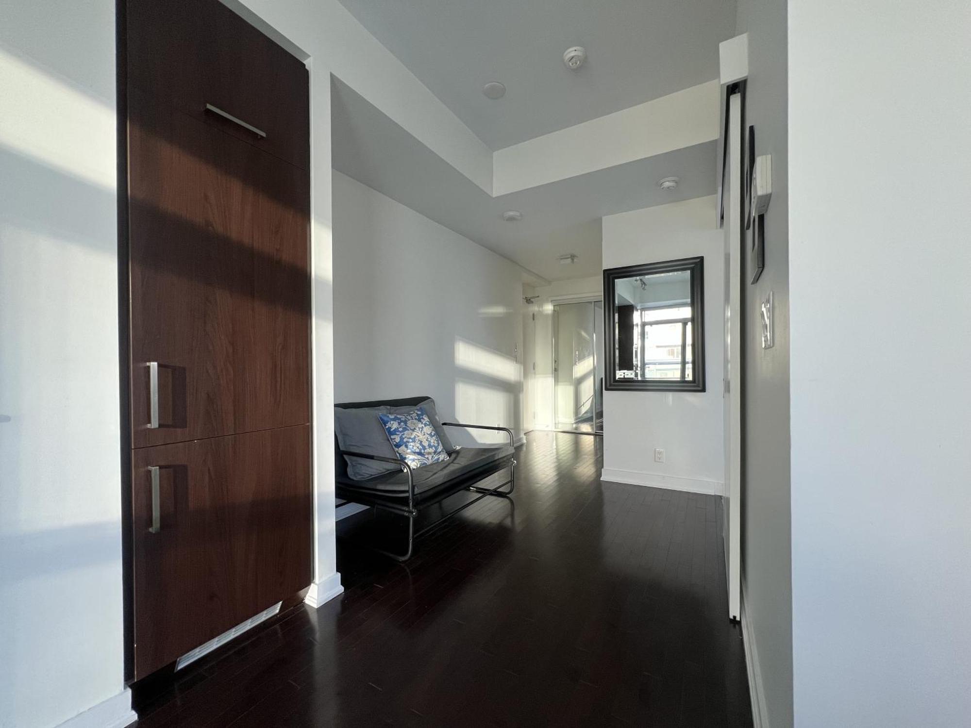 Grand Royal Suites Toronto Room photo